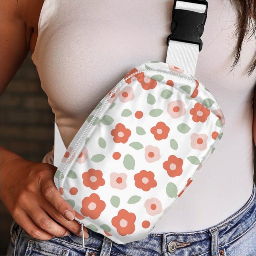 NEW! Crossbody Bag Floral Print Buckle Wide Belt Zipper Interior Pockets White